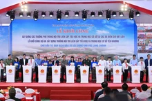 팜 민 찐 총리와 대표단이 착공식을 진행하고 있다.