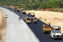 건설업체들이 부온마투옷–카인호아 고속도로 1단계 사업의 각 공구에서 공사 속도를 높이고 있다. (사진: 꽉 즁)