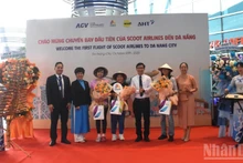 다낭, 싱가포르발 첫 항공편 환영 (사진: ANH DAO)