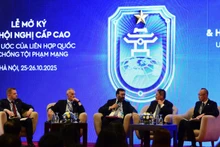 대표단이 토론 세션에 참석하고 있다.