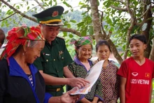 한 국경경비대원이 인신매매 방지 홍보 활동을 진행하고 있다. (사진: VNA)