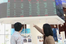 투자자들이 호찌민시 증권거래소(HOSE)에서 주식 시장의 변동을 주시하고 있다. (사진: 베트남통신사)