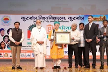 하리아나 국제 영화제에서 상을 받은 추 바오 꿰. 