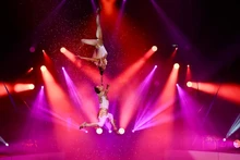 공로예술가 탄뚜언과 투흐엉이 선보인 '듀오 러브' 공연 (사진: 베트남 서커스 연맹)