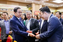 쩐 탄 먼 국회의장(왼쪽)이 23일 감사원 관계자 및 직원들에게 설날 인사를 전하고 있다. (사진: VNA)