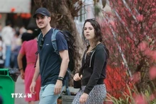  설날을 맞아 하노이를 방문하고 있는 외국인 관광객들. (사진: VNA)