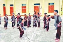 뿌리 찾기 활동의 일환으로 전통 민속놀이에 참여하고 있는 '비와 지암의 영혼을 담다' 교실 어린이들.