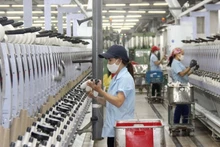 생산라인을 운영하는 호앙티론의류회사 노동자들. (사진: 마이 호아)