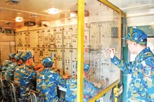 64연대 소속 군인들이 전투 상황을 가정한 훈련을 실시하고 있다. (사진: THE DAI)