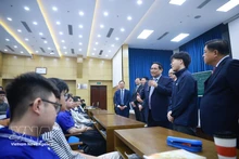 팜 민 찐 베트남 총리가 하노이 과학기술대학교 학생들과 만남을 갖고 있다. (사진: VNA)