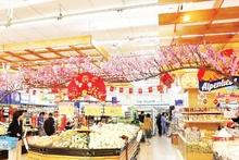 설날을 앞두고 고객들로 붐비는 하띤 지역의 대형마트 체인. (사진: 응옥 로안)