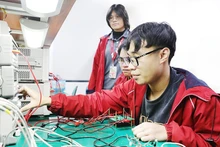 고급 인적 자원 개발 전략의 중심에 사람, 특히 교사와 강사를 최우선으로 두는 것은 해당 결의안의 주요 돌파구 중 하나다. 사진: ANH QUAN