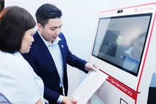 공공행정센터에서 전자문서 복사 및 공증 발급 시스템을 이용하는 주민들. 사진: 남안