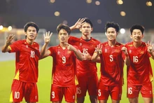 베트남 선수들이 AFC U23 아시안컵 2026 3·4위전에서 응우옌 꾸옥 비엣(9번)이 선제골을 넣은 뒤 기뻐하고 있다. (사진: VNA)