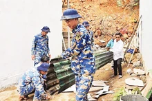'꽝쭝 캠페인'에 따라 카인호아성에서 주택 건설에 참여하고 있는 부대들은 현지 주민들에게 주택을 인도하기 위해 마지막 공사를 신속히 마무리하고 있다.