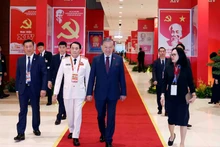 또럼 당 서기장이 하노이 국가컨벤션센터에 들어서고 있다. (사진: VNA)