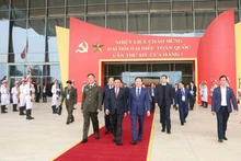 쩐껌뚜 당 중앙위원회 서기국 상임위원(앞줄 중앙)과 다른 관계자들이 14일 제14차 전국당대회 조직 준비 상황을 점검하고 있다. (사진: VNA)