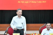 또럼 당 서기장이 정치국을 대표하여 결정 제05-QDNS/TW호에 서명하고 있다. (사진: 당 코아)