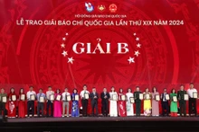 라잉쑤언몬 당 중앙위원회 위원 겸 중앙위원회 선전교육대중동원위원회 상임부위원장과 레궉민 당 중앙위원회 위원 겸 중앙위원회 선전교육대중동원위원회 부위원장, 인민신문 편집장 및 베트남기자협회 회장은 2024년 제19회 전국언론상 수상자들에게 B상을 수여하고 있다. (사진: NHAT BAC)