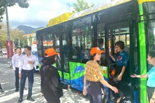 꼰다오 특별구 주민들은 무료로 전기버스 서비스를 이용할 수 있다.