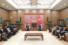 국회 부의장 레 민 호안은 5일 하노이에서 박순철 삼성전자 부사장 겸 최고재무책임자(CFO)를 접견했다. 사진: VNA