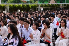 새 학년 개학일에 환한 미소를 짓는 학생들. 