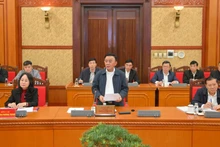 정치국 위원이자 중앙위원회 서기국 상임위원인 쩐 깜 뚜 제14차 전국당대회 조직 소위원회 위원장이 19일 열린 실무 회의에서 발언하고 있다. (사진: 더 다이)