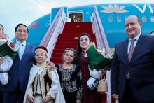 팜 민 찐 베트남 총리 내외가 우아리 부메디엔 국제공항에서 환영을 받고 있다. (사진: VGP)