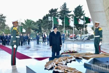 팜 민 찐 베트남 총리는 19일 알제리에서 순국선열 추모비를 찾아 헌화하며 경의를 표했다. (사진: 탄 지앙)