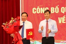 응우옌 반 웃(왼쪽)이 당 중앙위원회 서기국에서 동나이성 당위원회 및 상임위원회에 전보되고, 2025-2030년 임기의 동나이성 당위원회 부서기직을 맡도록 하는 인사 결정서를 전달받고 있다. (사진: VNA)