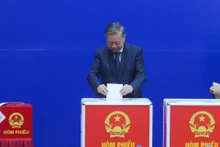  바딘(Ba Dinh) 지역의 한 투표소에서 투표를 하는 또 럼 공산당 서기장. (사진: Dang Khoa)