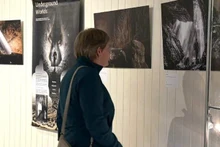 퐁냐-께방 동굴 사진 전시회를 찾은 관람객.