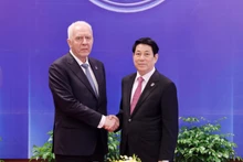 르엉 끄엉 국가주석이 25일 하노이에서 러시아 검찰총장 알렉산드르 구찬을 접견하고 있다. (사진: VNA)