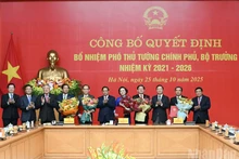 정부당 위원회 서기인 팜 민 찐 베트남 총리가 2021~2026년 임기 신임 부총리 및 장관들에게 임명장을 수여하고 있다. (사진: 찐 하이)