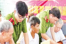 시민들이 온라인 공공서비스에 접근하고 이용할 수 있도록 지원받고 있다. (사진: 타인호아성 경찰청)