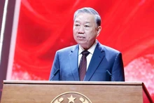 또럼 당 서기장은 인민 공안정보국 창립 80주년 기념식에서 연설하고 있다. (사진: VNA)