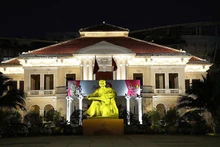 호찌민시 어린이회관의 야경.