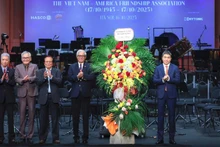 베트남-미국 우호협회 창립 기념식에서 판 안 손 베트남 평화우호조직연합회(VUFO) 회장(맨 오른쪽)이 축하 꽃다발을 전달하고 있다. (사진: 망 응우옌)