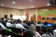 그린 이코노믹스 연구소 즈엉 빅 디엡 소장이 아바나에서 열린 베트남-쿠바 농업 바이오기술•천연 건강관리 네트워크 출범식에서 연설하고 있다.