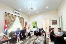 영화 제작진이 베트남 주재 쿠바 대사관과 의견을 나누고 있다. (사진: VTV)