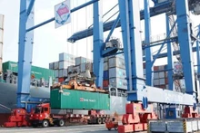 호찌민시의 떤깡깟라이항에서 운송되는 수출입 화물.