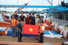 송투떠이섬에 주둔 중인 장병들이 폭풍을 피해 대피한 어민들에게 선물과 식량을 전달하고 있다.