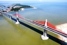 투언안 하구 위에 놓인 다리.