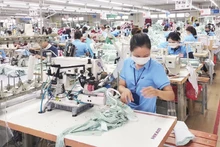 꽝응아이 화토의류공장에서 수출용 의류를 생산하는 모습. (사진: 호앙 아잉)