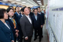 응우옌 칵 딘 국회 부의장이 박마이동에서 선거 준비 상황을 점검하고 있다. (사진: quochoi.vn)