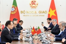 레 호아이 쭝 베트남 외교부 장관과 파울루 랑젤 포르투갈 국무·외교부 장관이 27일 하노이에서 회담하고 있다. (사진: 베트남 외교부)