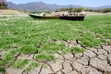 2023년 8월 인도네시아 워노기리의 저수지 바닥에 좌초된 보트. (사진: 신화통신)