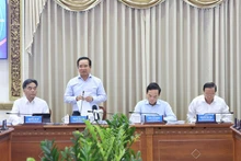 호찌민시 응우옌반즈억 시 위원장이 회의에서 발언하고 있다.