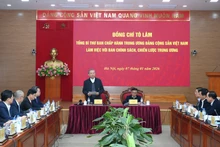 또럼 당 서기장이 7일 당 중앙위원회 정책전략위원회와 업무 회의를 진행하고 있다. (사진: Dang Khoa)