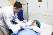 국립산부인과병원 부원장인 부반두(Associate Professor Dr Vu Van Du) 부교수는 산모에게 축하의 말을 전했다.